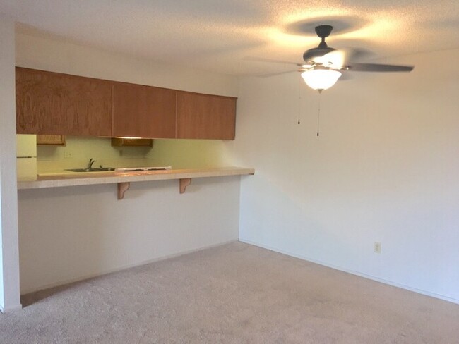 Building Photo - Reno Riverfront Condo - 2 Bedroom - Cat Fr...