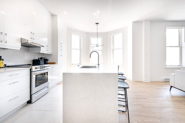 Building Photo - 405 Avenue du Mont-Royal O