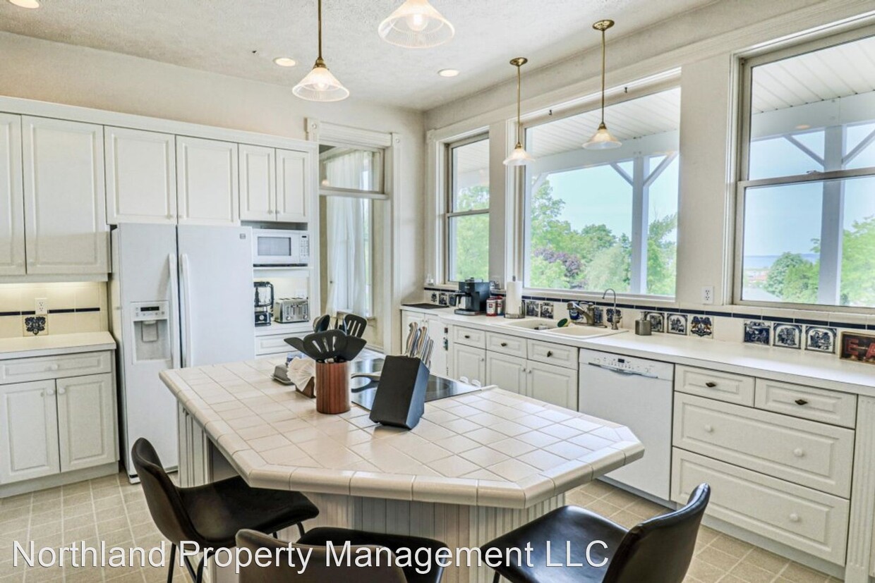 Foto principal - 3 br, 1 bath House - 154 River St