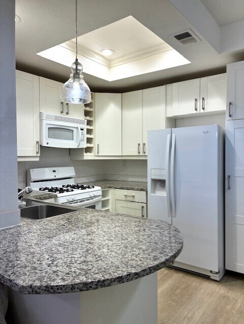 Building Photo - 10 Coralino