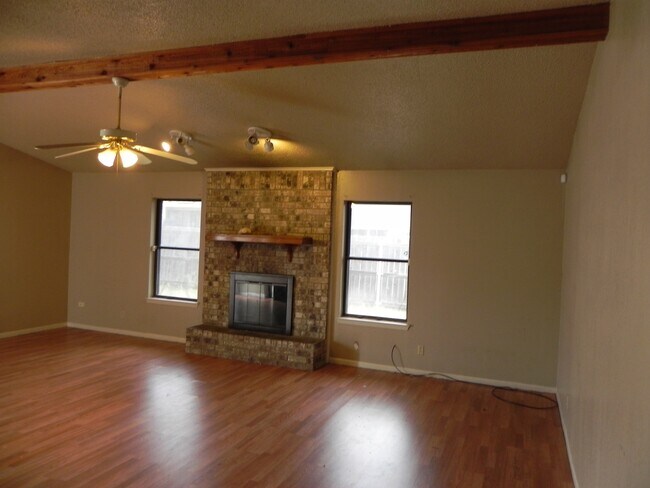 Building Photo - Lovely 3 bed 2 bath home!