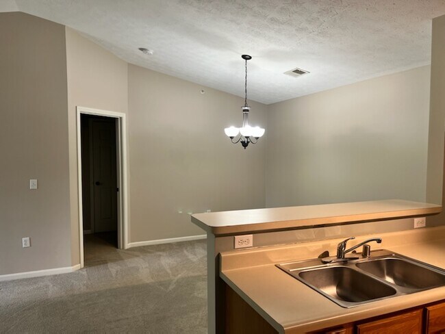 Dining - 600 Vincent Way