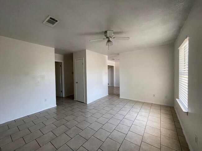 Foto del edificio - 1705 Cedarhill Dr