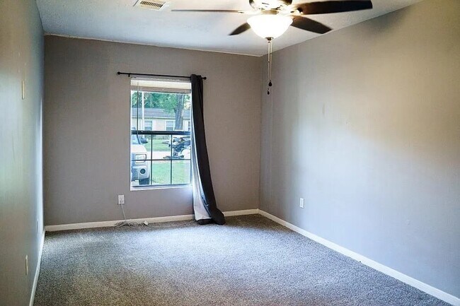 Foto del edificio - 5211 Myrtlewood St