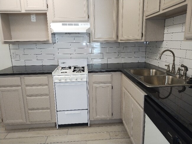 Foto del edificio - 1312 S Quaker Ave