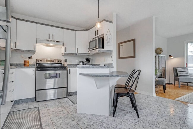 Building Photo - 306 Rue Riviera