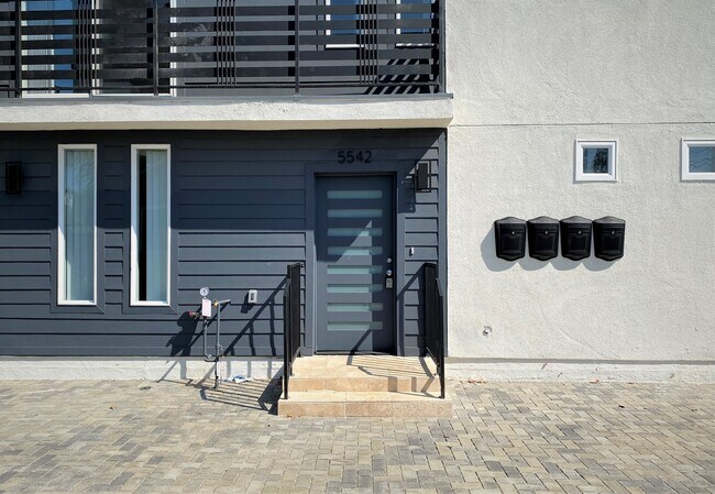 Building Photo - 5542 Romaine St