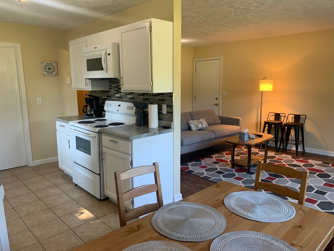 Kitchen / Living Room - 4467 Manhattan W