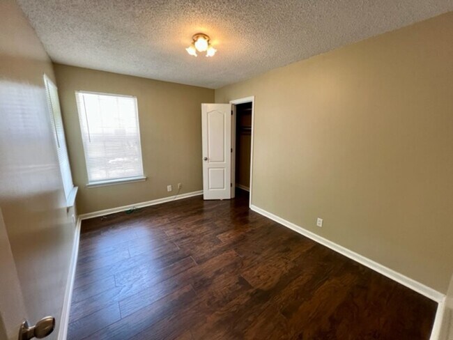 Building Photo - 3 Bed/2 Bath Townhouse *Huge Bonus Room*SO...