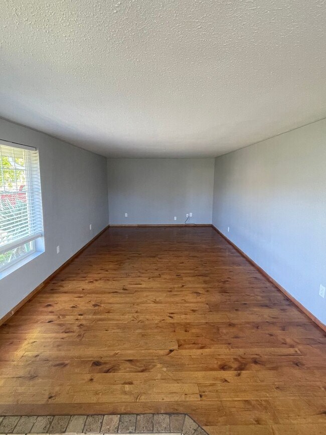 Building Photo - 3bd 2ba With Garage