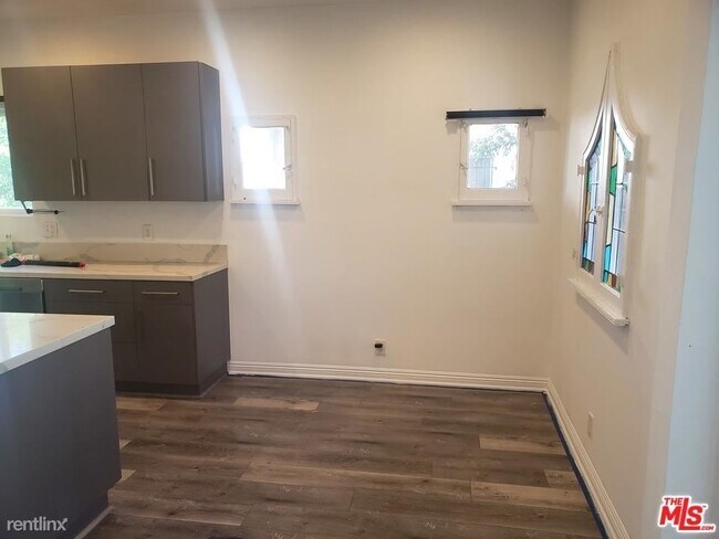 Foto del edificio - 3 br, 2 bath Condo - 1225 S Hayworth Ave