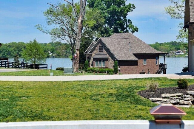 Building Photo - 3008 Lakeshore Dr