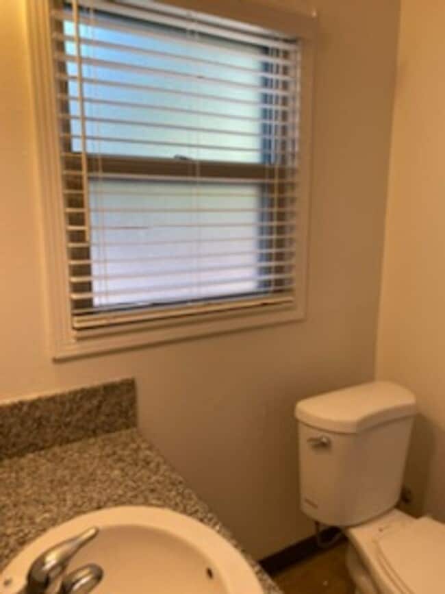 Building Photo - Adorable 2 Bedrooms and 1 bathroom home with large backyard