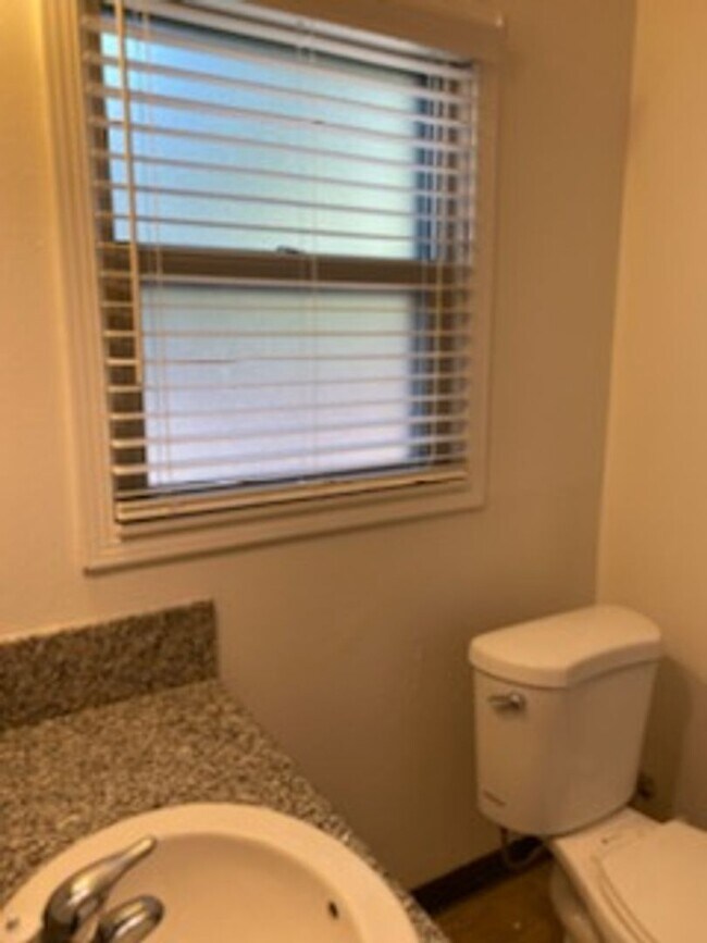 Foto del edificio - Adorable 2 Bedrooms and 1 bathroom home with large backyard