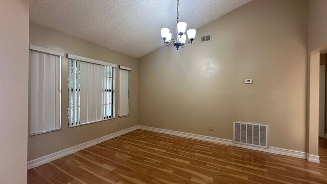 Foto del edificio - 487 Carrigan Ave
