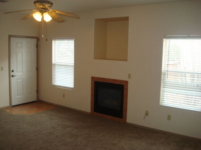 Foto del edificio - Cute Townhouse in Desirable Area- Close to...