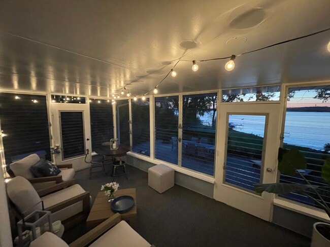 Building Photo - Maple Bluff House