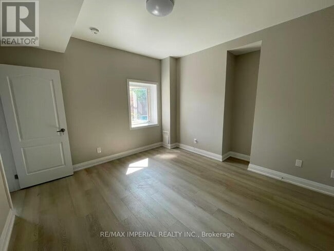 Building Photo - 135 Aikenhead Ave