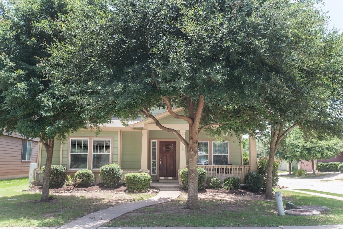 Foto principal - Spacious Corner Lot South Austin Home!