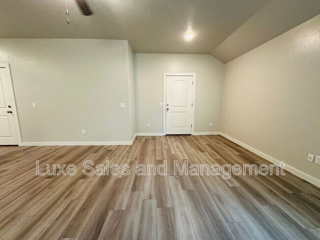 Building Photo - 1318 E Cavanaugh St
