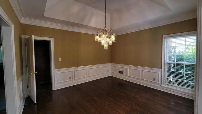 Foto del edificio - Four-Sided Brick Ranch in Johns Creek!
