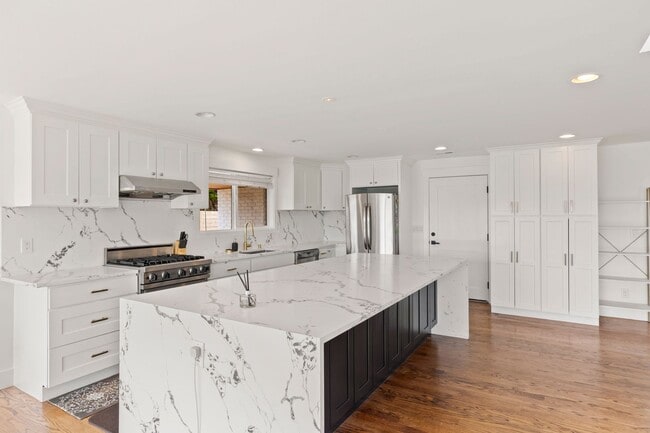 Building Photo - Lochmoor Lakeview Home in Bellevue