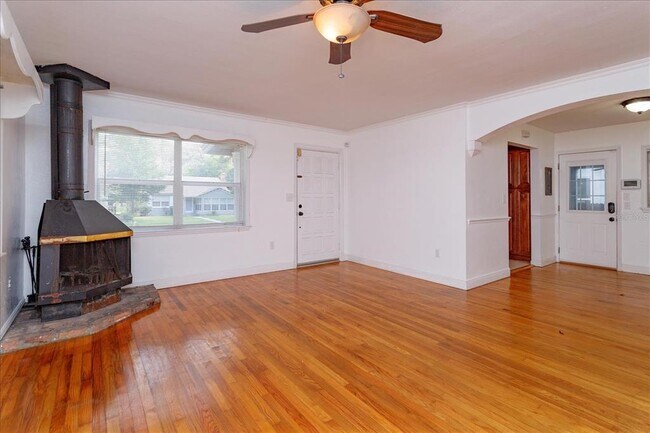 Building Photo - 1220 E Kaley St