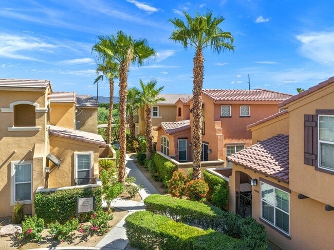 Foto del edificio - 52050 Rosewood Ln