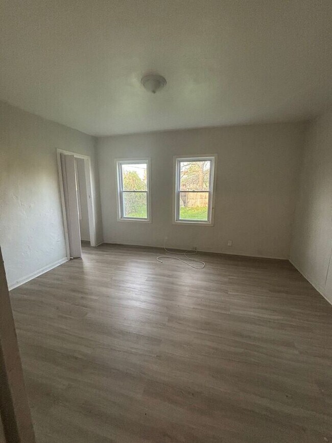 Building Photo - COZY 4 BEDROOM CAPE COD