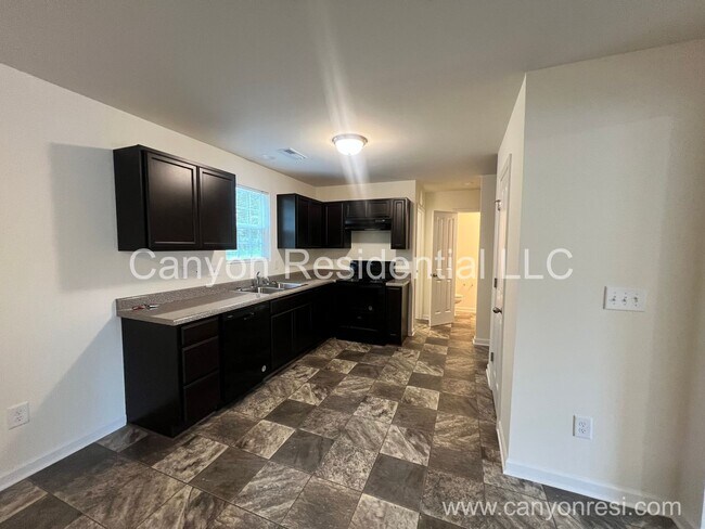 Foto del edificio - Charming 4-Bedroom Home