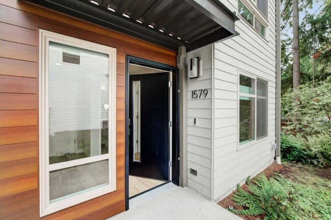 Building Photo - 4Bd/3Ba Bellevue Townhouse
