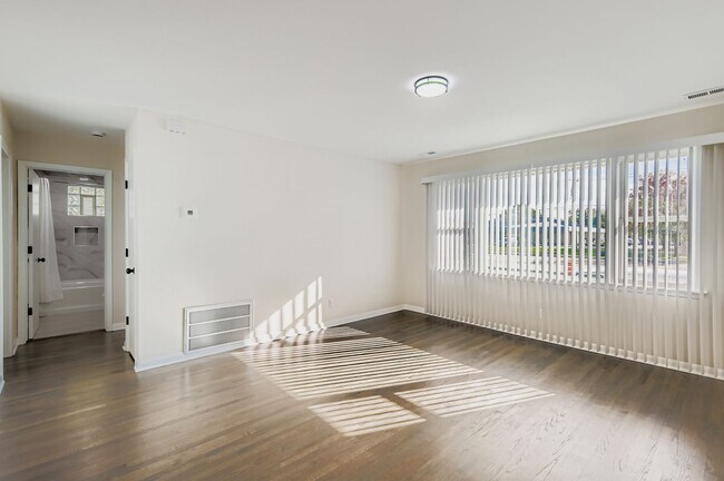 Foto del edificio - 24430-24438 W Eames St