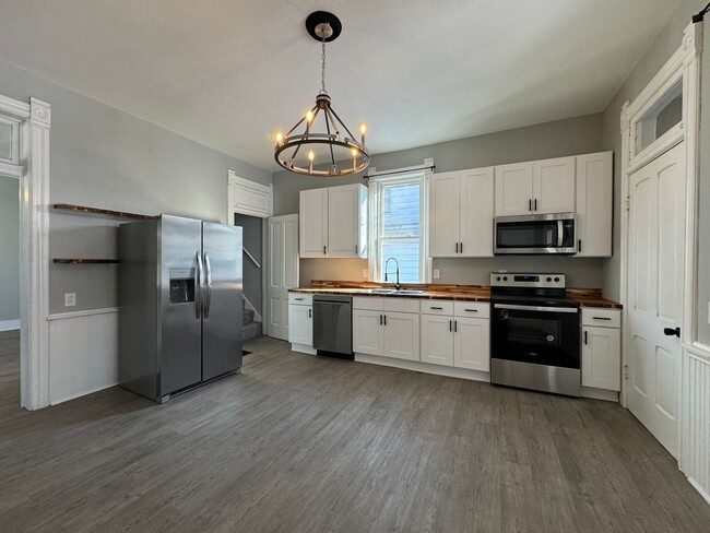 Foto del edificio - 3 bedroom 2 full bath home for rent Call T...