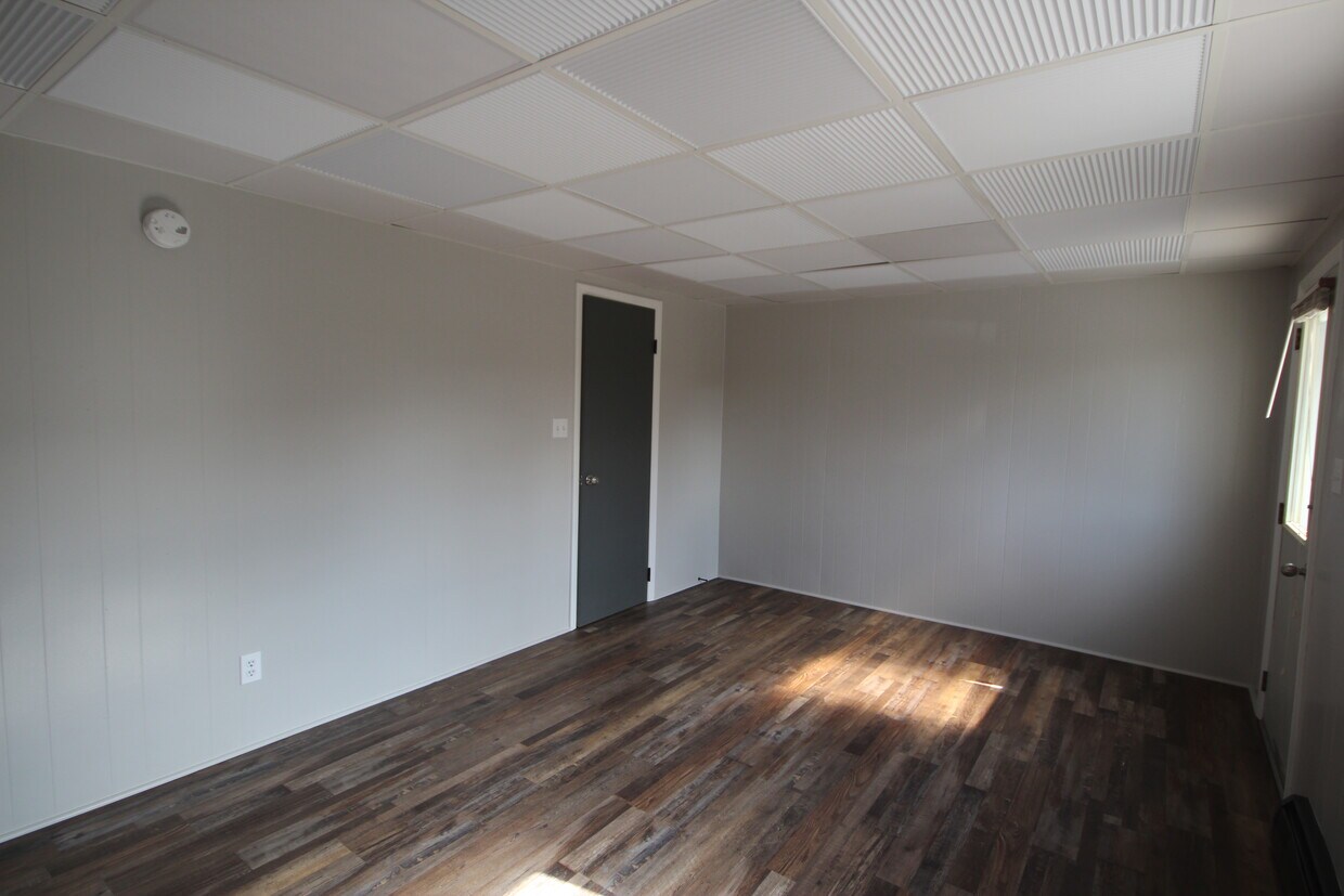Example Photo - wall color, ceiling, and floor from similar unit - 2095 Mountain View Ave