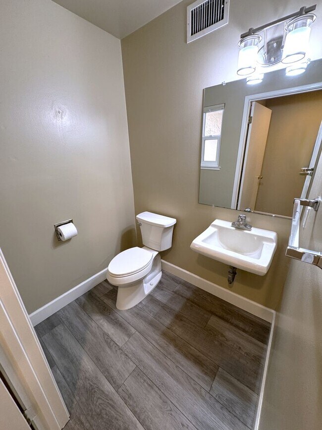 Building Photo - Spacious Renovated Condo near Downtown Menlo Park