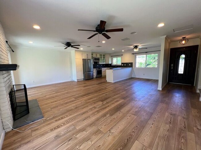 Building Photo - 3 Bed / 2 .5 Bath Home with Private Yard i...