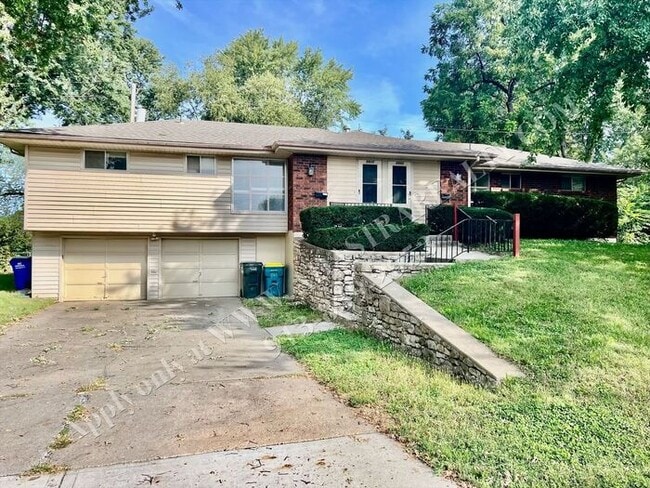 Building Photo - Spacious Shawnee Duplex-Available NOW!!