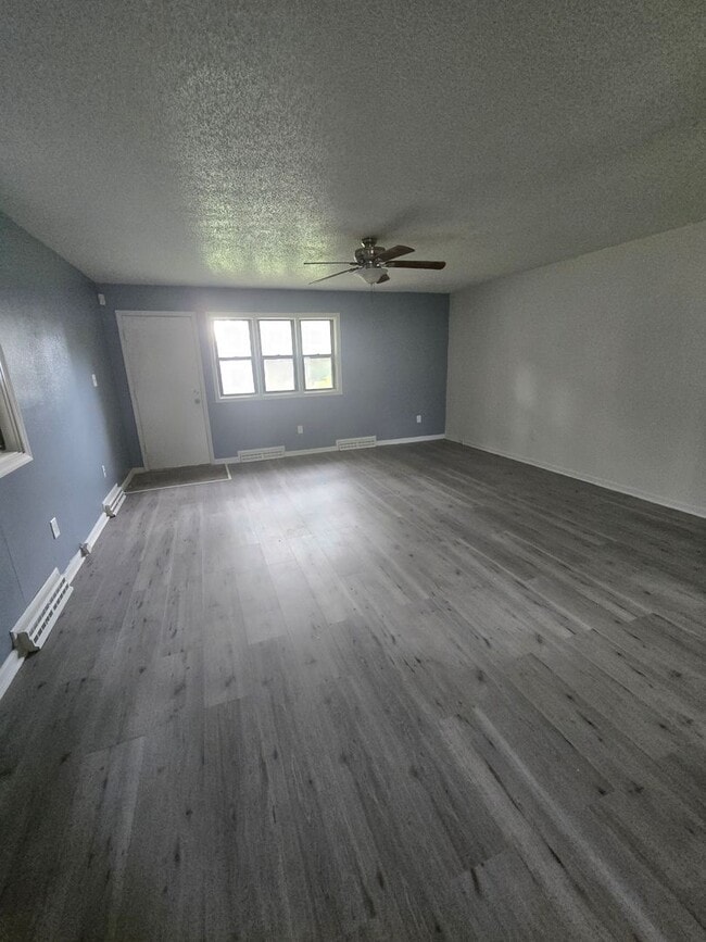Building Photo - 3 bed 1 bath with partially finished basement & fully fenced in yard
