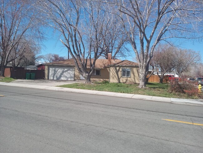 Building Photo - Home on large corner lot