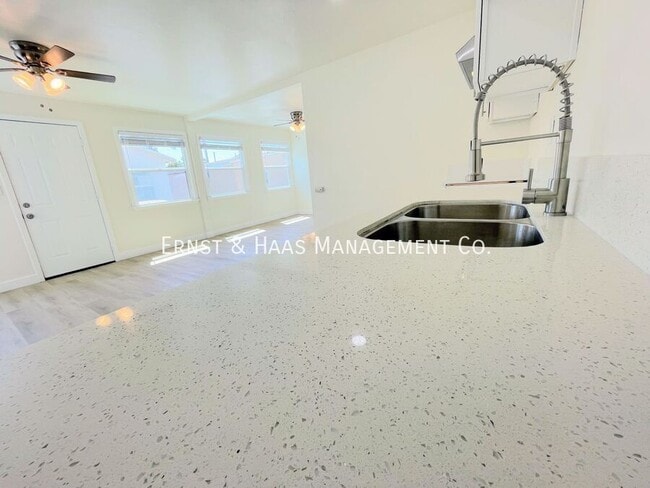 Foto del edificio - 2133 W Columbia St