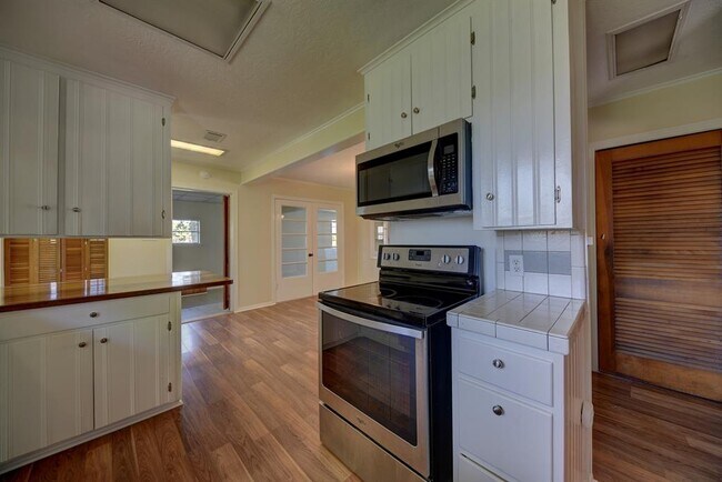 Building Photo - 415 Silliman St