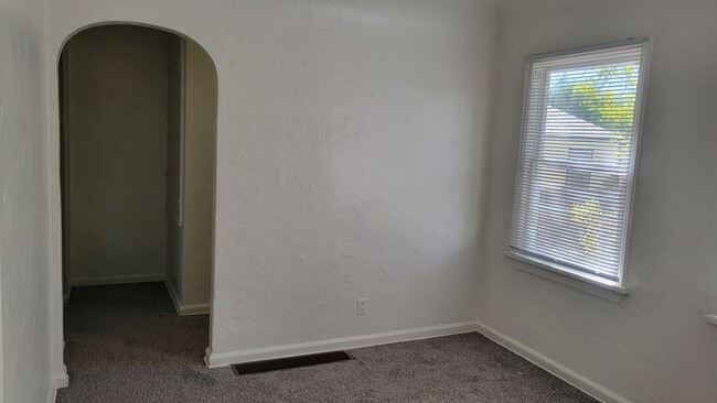 Building Photo - 1 Bedroom 1 Bathroom w/ Office - Available...
