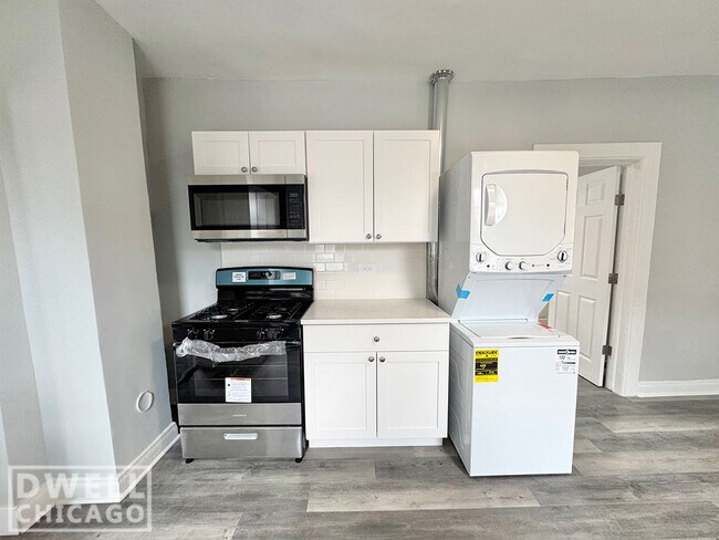 Building Photo - 1546 W Walton St