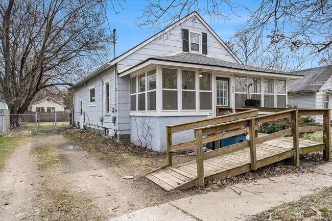 Building Photo - Fantastic, large remodeled 3-bed/1-bath ranch, unfinished basement & partially enclosed yard