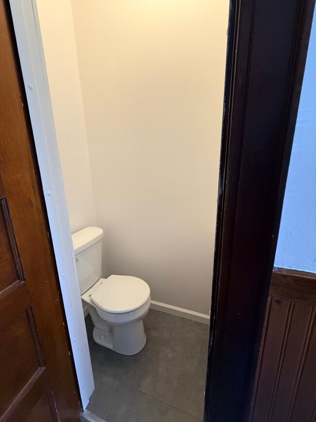 1/2 bath - 510 7th St