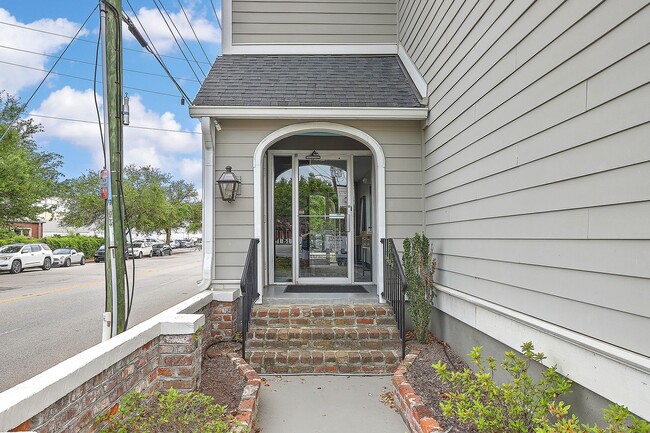 Building Photo - $500 OFF FIRST FULL MONTH'S RENT – Prime D...