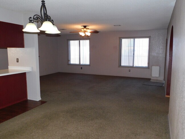 Foto del edificio - 4 BEDROOM HOME IN COLLEGE PARK!