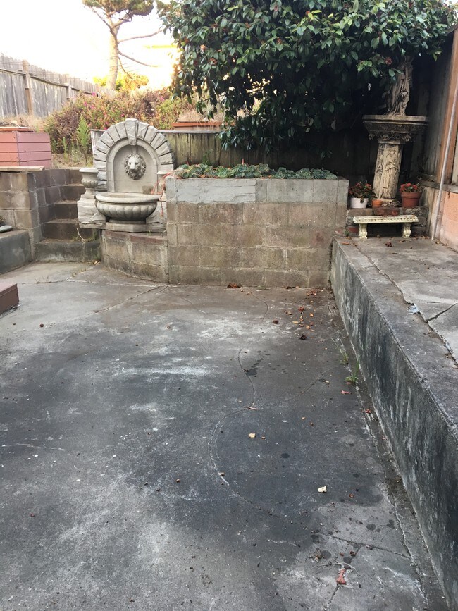 Courtyard/ garden - 2266 47th Ave