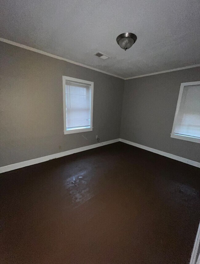 Foto del edificio - Renovated house in quite Neighborhood