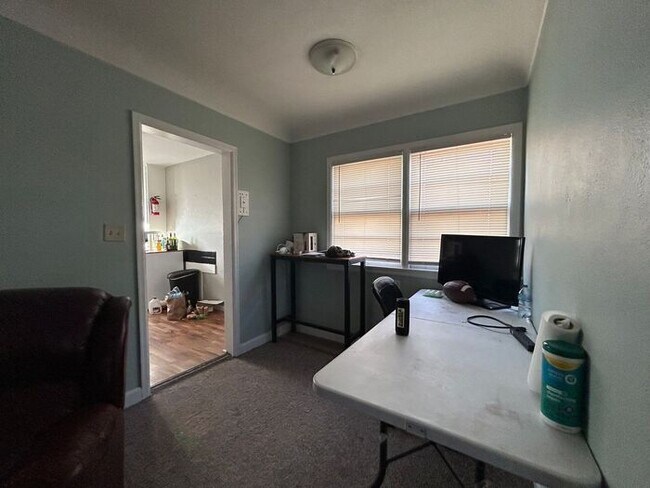 Foto del edificio - $2,100 | 4 Bedroom, 1 Bathroom Multi Floor...